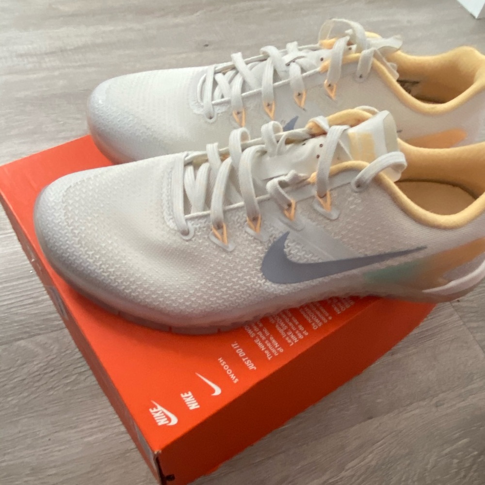 SOLD! NWT LUNARSOLO NIKE SNEAKERS